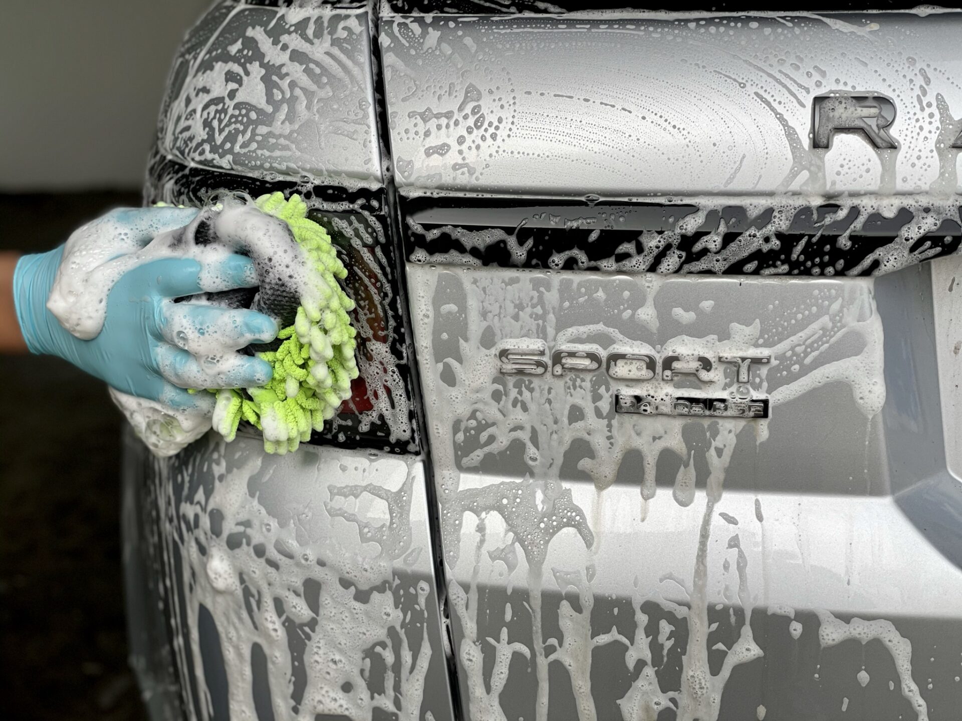 Shampoing carrosserie à l'éponge microfibre